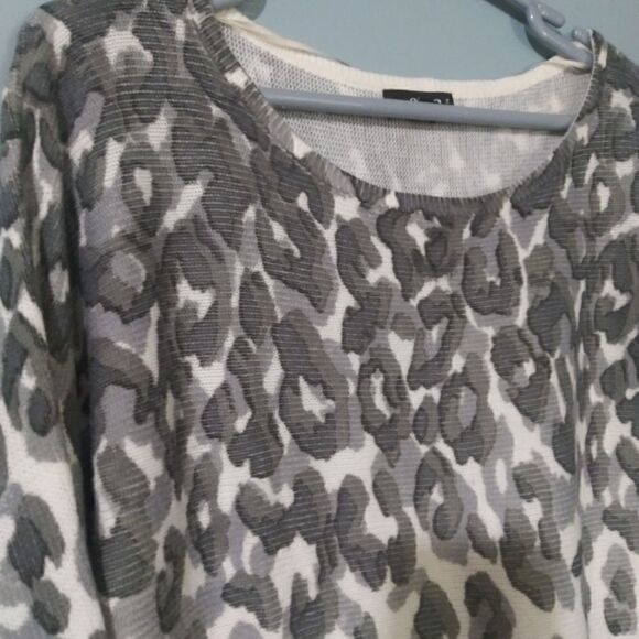 - A.n.a. gray animal print petite XL sweater - Picture 2 of 10